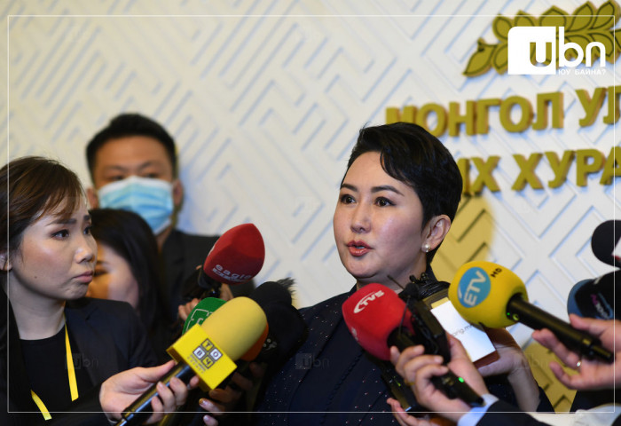Б.Батцэцэг: Монгол иргэдийн эрхэнд нь халдсан, хохироосон, хилээр оруулахгүй бол яах гэж виз олгосон юм гэх асуудлыг хүртэл БНСУ-ын талд тавьсан