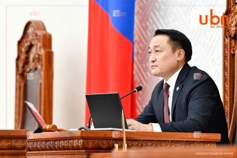 УИХ-ын дарга Д.Амарбаясгалан УИХ-ын гишүүд болон хариулт өгч буй албан тушаалтнуудыг тодорхой, ойлгомжтой ярьж сур гэв