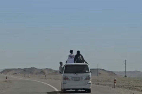 Хөдөлгөөнд оролцож байхад зорчигчид зөрчил гаргаж, улмаар жолоочийг  50 мянгаар торгожээ
