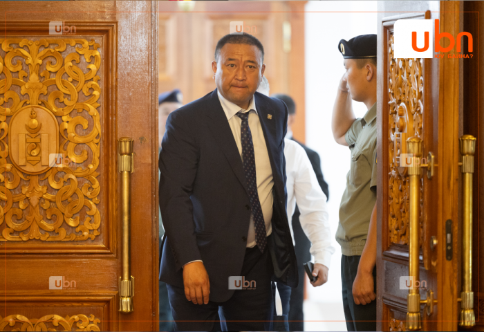 Б.Чойжилсүрэн: Дөрвөн толгойтой болчихсон гэдэг чинь энэ. Би наад саналыг чинь өгөөгүй