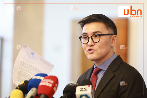 “Талбай чөлөөл. Төв талбай танай гэр бүлийн эдлэн биш. Л.Оюун-Эрдэнэ ээ, Х.Нямбаатар аа“
