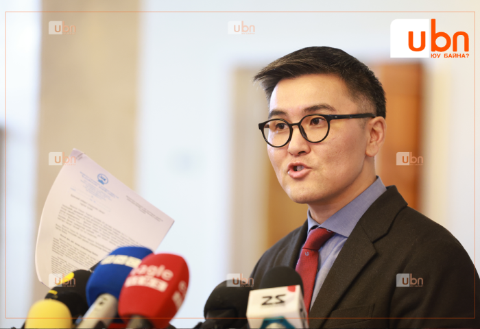 “Талбай чөлөөл. Төв талбай танай гэр бүлийн эдлэн биш. Л.Оюун-Эрдэнэ ээ, Х.Нямбаатар аа“