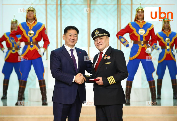 “МИАТ” ТӨХК-ийн нисгэгч Р.Бат-Эрдэнэд Хөдөлмөрийн баатар цол хүртээлээ