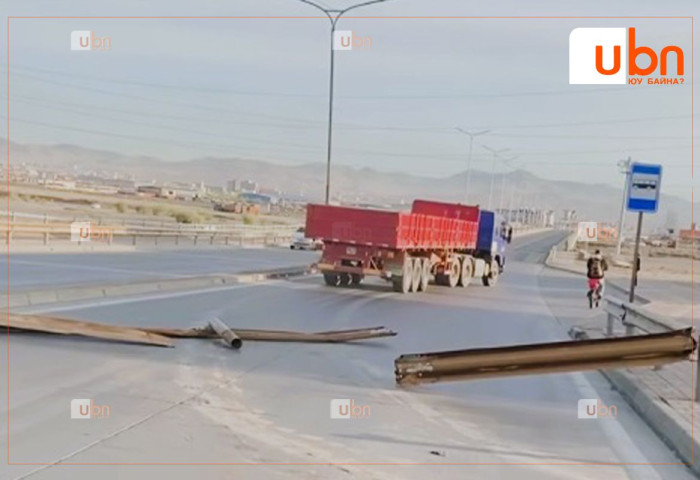 Авто замын хашлага мөргөж, эвдсэн ачааны машины жолоочийг шалгаж байна