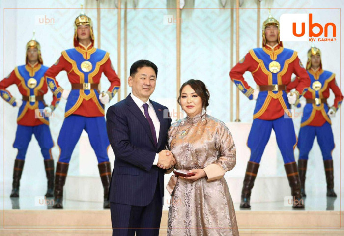 Цахиур.мн сайтын эрхлэгч Ц.Анхзул, Улсын аварга О.Хангайгийн эхнэр нар “Алдарт эхийн II” одонгоор энгэрээ мялаалаа