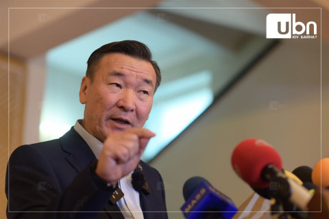 С.Ганбаатар: Ерөнхийлөгч У.Хүрэлсүх дахин сонгогдохоор ТАЧААДАЖ байна