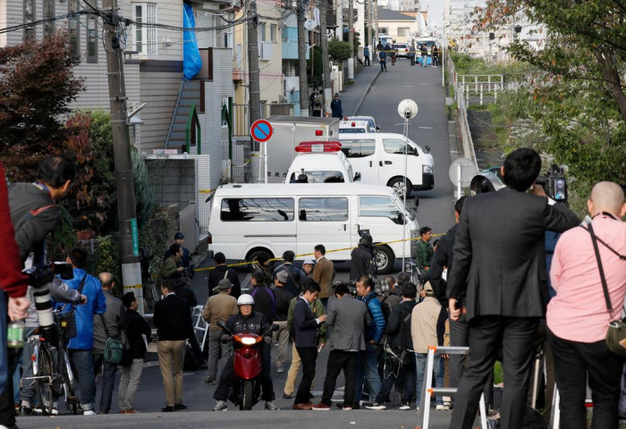 Японд нэг гэр бүлийн гурван хүн амиа хорложээ