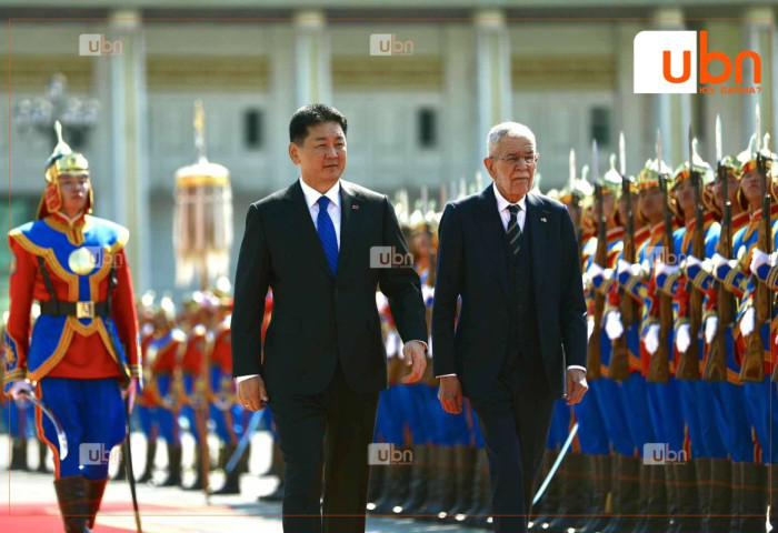 ШУУД: Ерөнхийлөгч У.Хүрэлсүх, гэргий Л.Болорцэцэг нар Бүгд Найрамдах Австри Улсын Ерөнхийлөгч Александр Ван дер Беллен, гэргий Дорис Шмидауэр нарыг албан ёсоор угтан авлаа