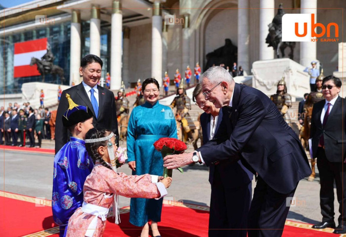 Бүгд Найрамдах Австри Улсын Ерөнхийлөгч Александр Ван дер Беллен Их эзэн Чингис хааны хөшөөнд хүндэтгэл үзүүлэв