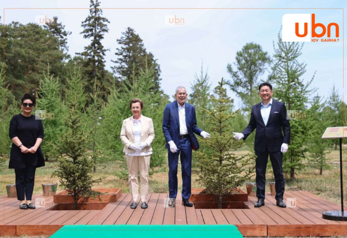 Австри Улсын Ерөнхийлөгч гэргийн хамт дурсгалын мод тарилаа