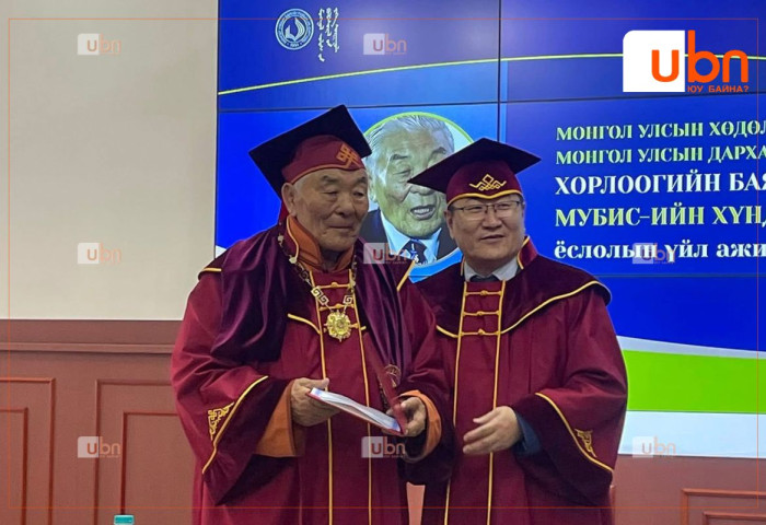 Дархан аварга Х.Баянмөнхөд “Хүндэт доктор“ цол олголоо