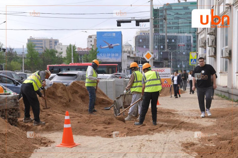 Төв талбайн хоёр талын 5012 ам метр явган хүний замыг байгалийн чулуугаар сольж байна