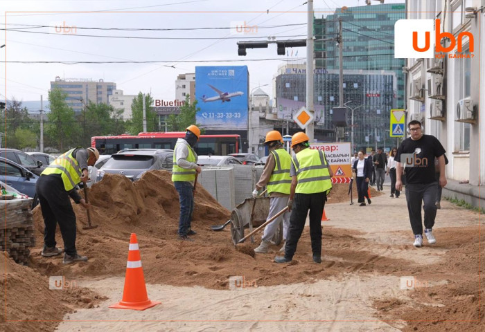 Төв талбайн хоёр талын 5012 ам метр явган хүний замыг байгалийн чулуугаар сольж байна