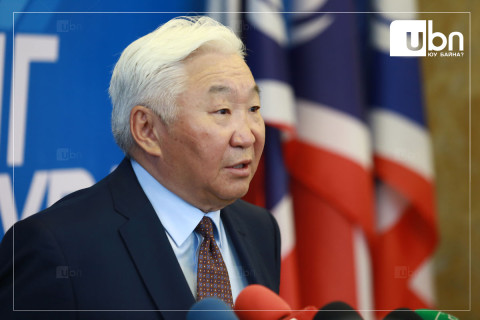 Э.Бат-Үүл: Лу.Гантөмөр “Эх орноо бодоод ЗГ-таа үлдэнэ” гэж АН-ыг үндэсний шившиг болгох бололтой