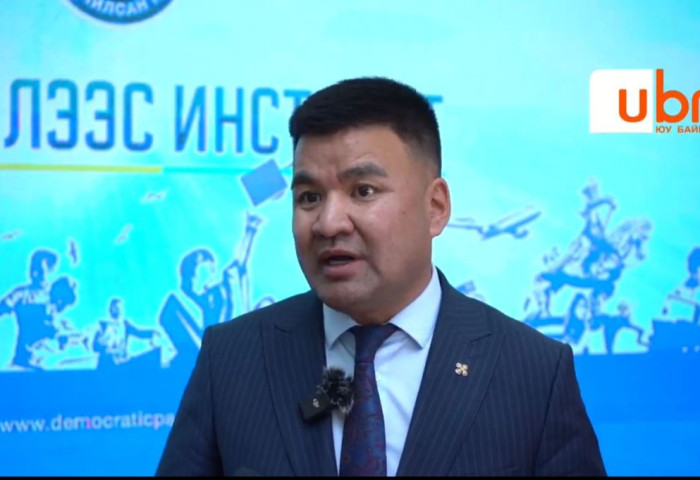 ШУУД: Төв аймгийн Засаг дарга Л.Төмөрчөдөрөөс АН-ын Үндсэн дүрмийн өөрчлөлтийн төслийн талаар тодруулж байна