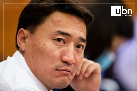 “УРАНЫ төслийг эсэргүүцэж байсан улстөрчид болон гудамжны БОСОО ХЭВТЭЭ, ХӨХДӨГ ХӨХДӨГГҮЙ хүмүүс нь манай намын даргыг өмөөрөөд, өлсгөлөн зарлахыг харж байна“