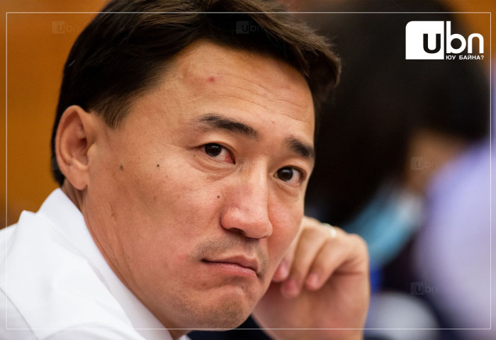 “УРАНЫ төслийг эсэргүүцэж байсан улстөрчид болон гудамжны БОСОО ХЭВТЭЭ, ХӨХДӨГ ХӨХДӨГГҮЙ хүмүүс нь манай намын даргыг өмөөрөөд, өлсгөлөн зарлахыг харж байна“