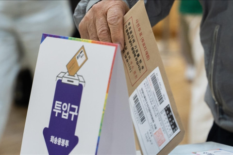 Өмнөд Солонгосчууд шинэ Ерөнхийлөгчөө сонгохоор саналаа өгч байна