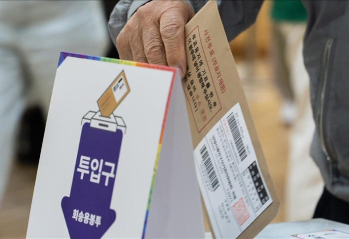 Өмнөд Солонгосчууд шинэ Ерөнхийлөгчөө сонгохоор саналаа өгч байна