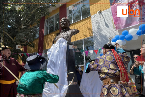 Дархан аварга Ж.Мөнхбат агсны хөшөөг өнөөдөр Төв цэнгэлдэх хүрээлэнд байршуулна