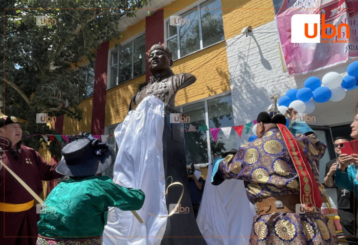 Дархан аварга Ж.Мөнхбат агсны хөшөөг өнөөдөр Төв цэнгэлдэх хүрээлэнд байршуулна