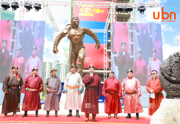 ФОТО: Дархан аварга Ж.Мөнхбат агсны алдрыг мөнхлөх хөшөөний нээлтэд ирсэн ЭРХМҮҮД...