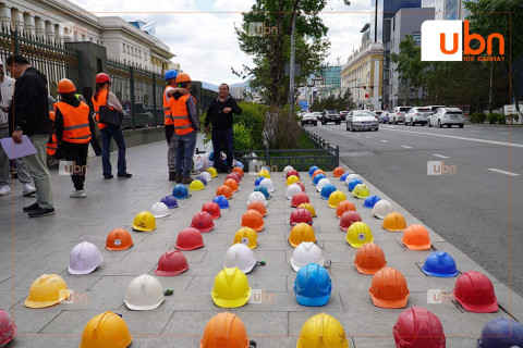 Барилгачдын жагсаал гурав дахь өдрөө үргэлжилж байна