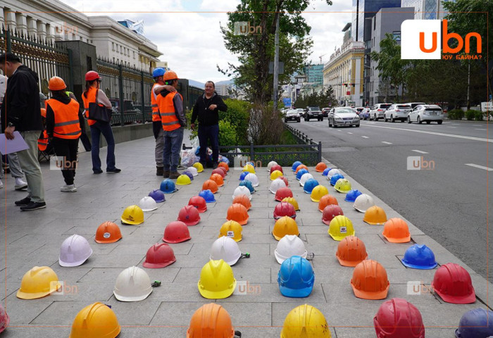 Барилгачдын жагсаал гурав дахь өдрөө үргэлжилж байна