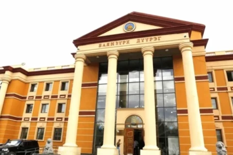 Баянзүрх дүүрэгт “Хөдөлмөрийн гавьяаны улаан тугийн одон“-г хүртээв