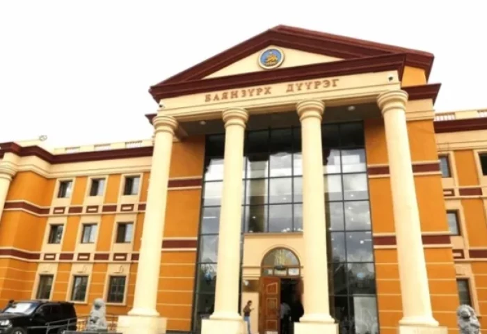 Баянзүрх дүүрэгт “Хөдөлмөрийн гавьяаны улаан тугийн одон“-г хүртээв