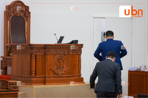 “Парламентын толгой дээр гараад, индэр засуулаад суусан Ерөнхий сайдын жишиг ОУ-д алга“