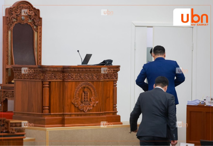 “Парламентын толгой дээр гараад, индэр засуулаад суусан Ерөнхий сайдын жишиг ОУ-д алга“