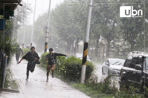 ӨГЛӨӨНИЙ МЭНД: Улаанбаатарт 22 хэм дулаан. Дуу цахилгаантай аадар бороотой