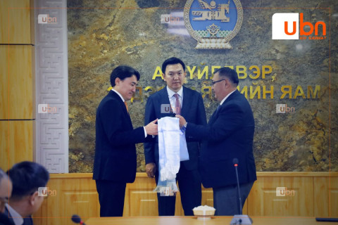 Аж үйлдвэр, эрдэс баялгийн сайд Г.Дамдинням ажлаа хүлээн авлаа