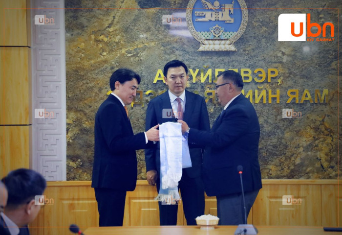 Аж үйлдвэр, эрдэс баялгийн сайд Г.Дамдинням ажлаа хүлээн авлаа