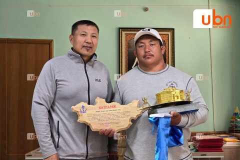 “Тэргүүн бөх“ Б.Бат-өлзий заан шагналаа гардаж авлаа