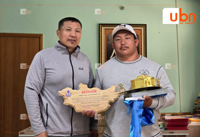 “Тэргүүн бөх“ Б.Бат-өлзий заан шагналаа гардаж авлаа