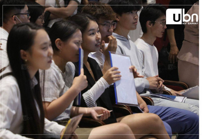 Говь-Алтай аймаг ЭЕШ-д 800 оноо авсан сурагчдад 100 хувийн тэтгэлэг олгоно