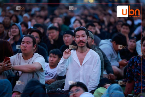 ФОТО: “The MongolZ” багийнхаа финалын тоглолтыг үзэхээр төв талбайдаа цугласан залуучуудын ЭМОЦИ...