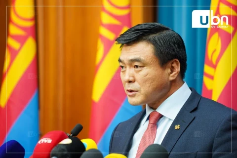 “С.Амарсайхан ХУУЛИЙН ХУЛГАЙ хийгээд Бүсчилсэн хөгжлийн Үндэсний хороог өөр дээрээ авчихсан“