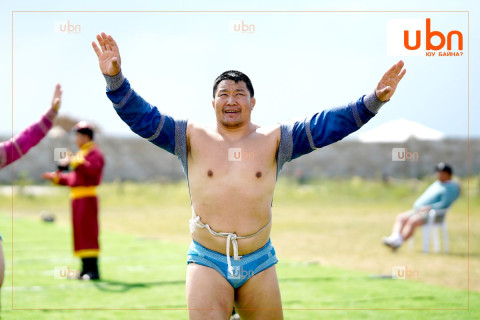 ФОТО: Улсын заан Б.Пүрэвсайхан Ховд бөхийн дэвжээний сорилго барилдаанд зодоглож байна