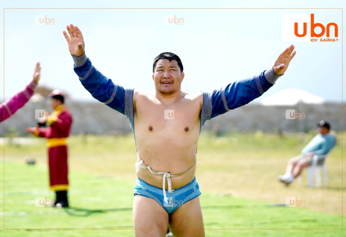 ФОТО: Улсын заан Б.Пүрэвсайхан Ховд бөхийн дэвжээний сорилго барилдаанд зодоглож байна