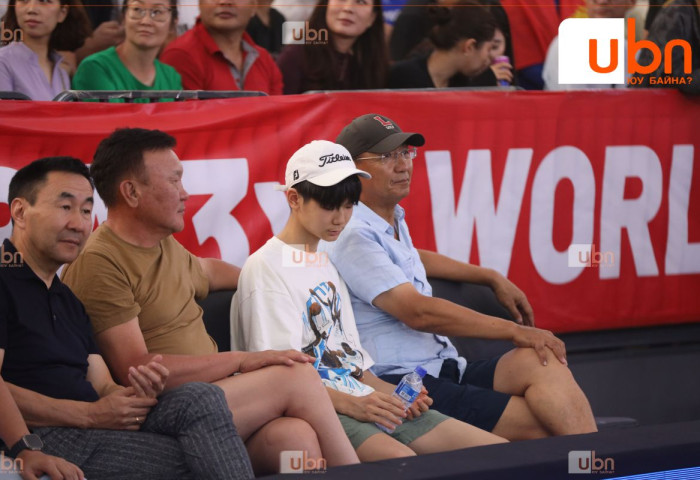 ФОТО: 3x3 сагсан бөмбөгийн алтан медалийн төлөөх тоглолтыг улстөрчид болон олны танил эрхмүүд