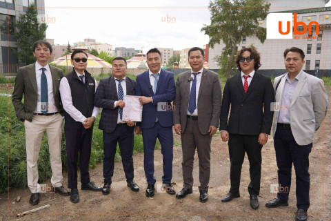 Үндэсний “Эхлэл брэнд“ХХК дуудлага худалдаагаар 9,3 тэрбум төгрөгөөр худалдаж авсан газрын гэрчилгээгээ гардаж авлаа