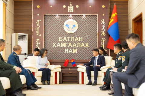 Батлан хамгаалахын сайд Д.Батлут БНХАУ-аас Монгол Улсад суугаа Онц бөгөөд бүрэн эрхт Элчин сайд Шэнь Миньжуанийг хүлээн авч уулзлаа