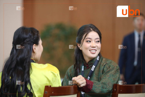 ШУУД: Ерөнхийлөгч У.Хүрэлсүх 3х3 сагсанбөмбөгийн тамирчдад төрийн дээд цол, одон, медаль гардуулж байна