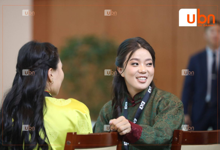 ШУУД: Ерөнхийлөгч У.Хүрэлсүх 3х3 сагсанбөмбөгийн тамирчдад төрийн дээд цол, одон, медаль гардуулж байна