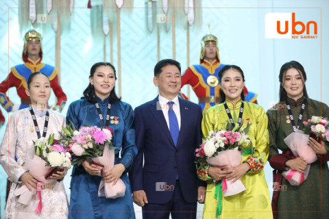 ФОТО: Шигшээ багийн охидод МУГТ цол тэмдэг гардууллаа