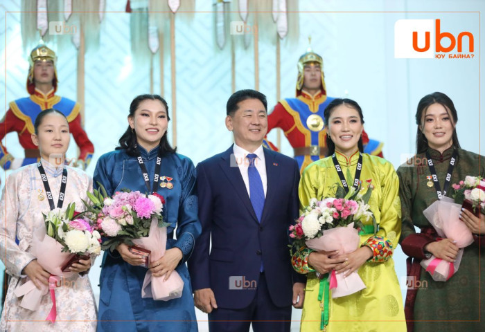 ФОТО: Шигшээ багийн охидод МУГТ цол тэмдэг гардууллаа