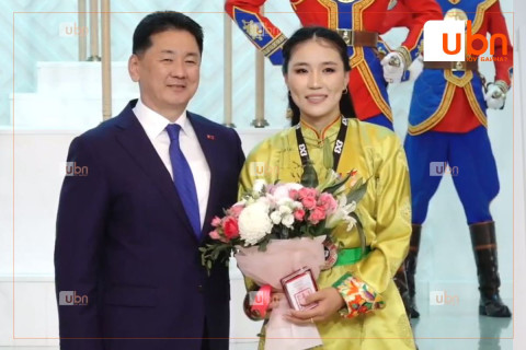 ФОТО: Монгол Улсын 3х3 эмэгтэй шигшээ багийн АХЛАГЧ М.Цэрэнлхамын МУГТ цол хүртэж буй агшин